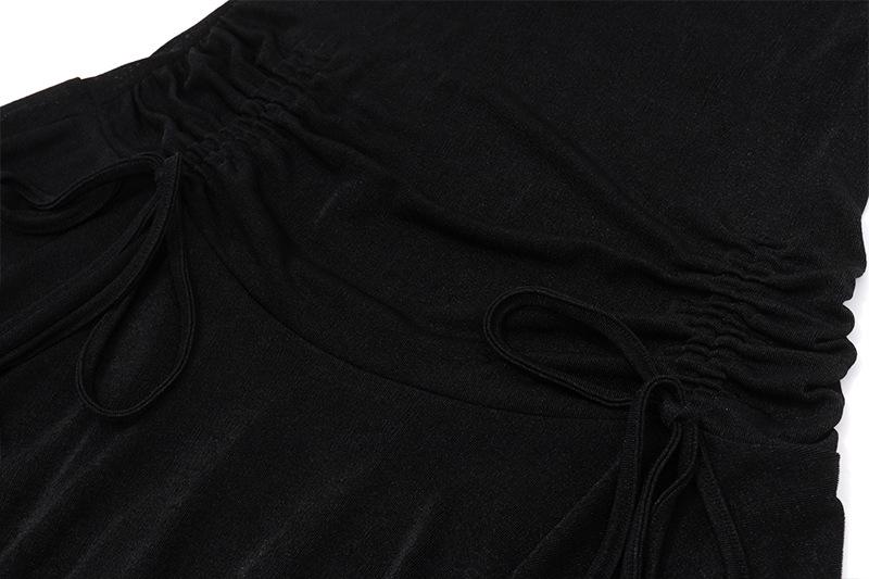 Mini-robe froncée à manches longues évasées et épaules dénudées 