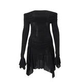Mini-robe froncée à manches longues évasées et épaules dénudées 