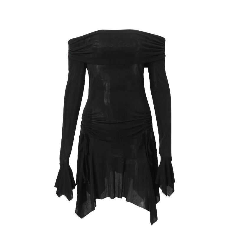 Mini-robe froncée à manches longues évasées et épaules dénudées 