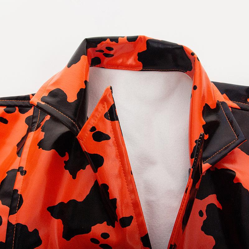 Top estampado de cuero PU de manga larga con cuello vuelto 