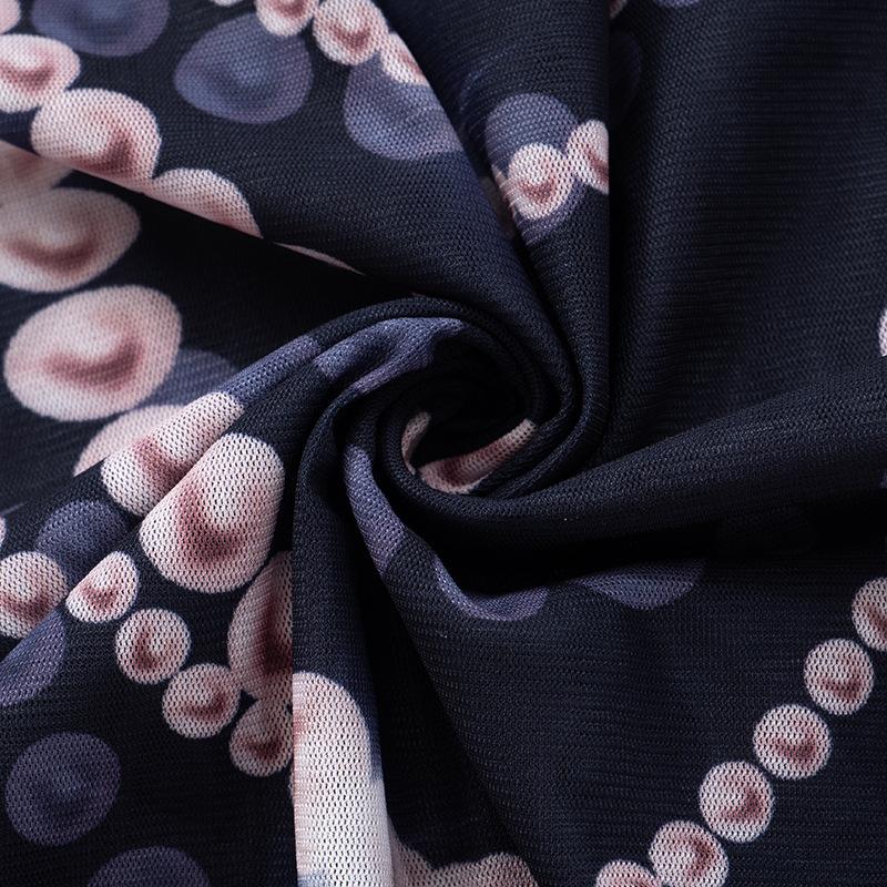 Top de malla transparente con estampado de cuentas, cuello en U y mangas largas acampanadas 