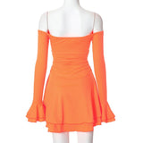 Vestido mini con volantes fruncidos, mangas acampanadas y hombros descubiertos 