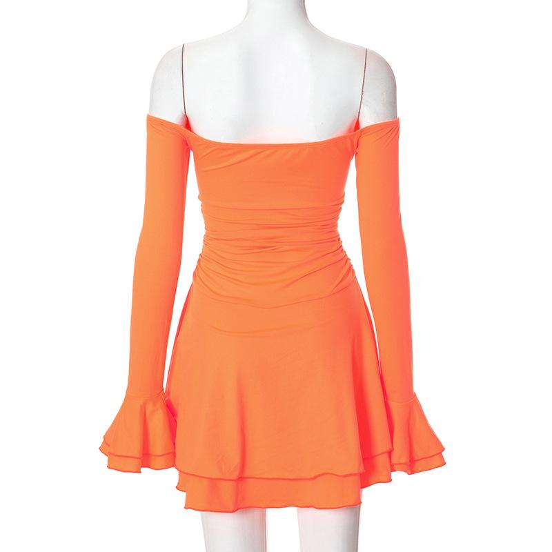 Vestido mini con volantes fruncidos, mangas acampanadas y hombros descubiertos 