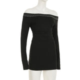 Mini-robe froncée à épaules dénudées et manches longues avec perles 