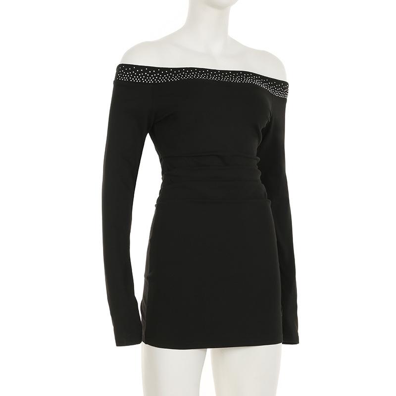 Mini-robe froncée à épaules dénudées et manches longues avec perles 