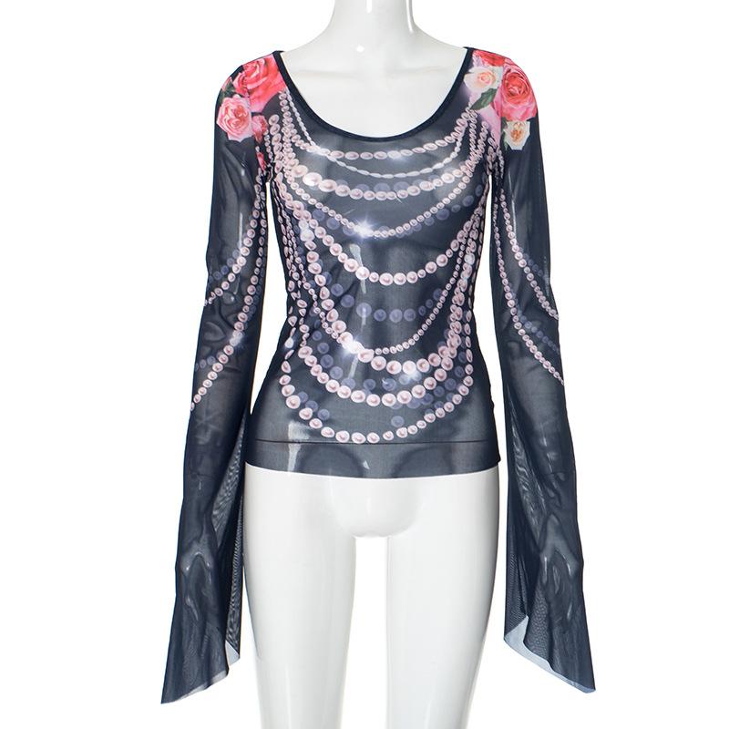 Top de malla transparente con estampado de cuentas, cuello en U y mangas largas acampanadas 