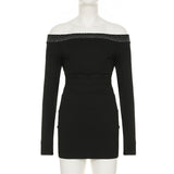 Mini-robe froncée à épaules dénudées et manches longues avec perles 