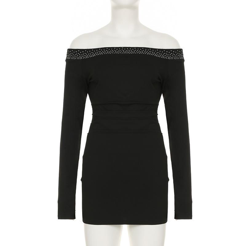 Mini-robe froncée à épaules dénudées et manches longues avec perles 