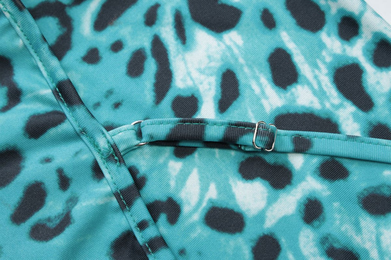 Vestido largo camisola con cuello vuelto y espalda cruzada con estampado de leopardo 