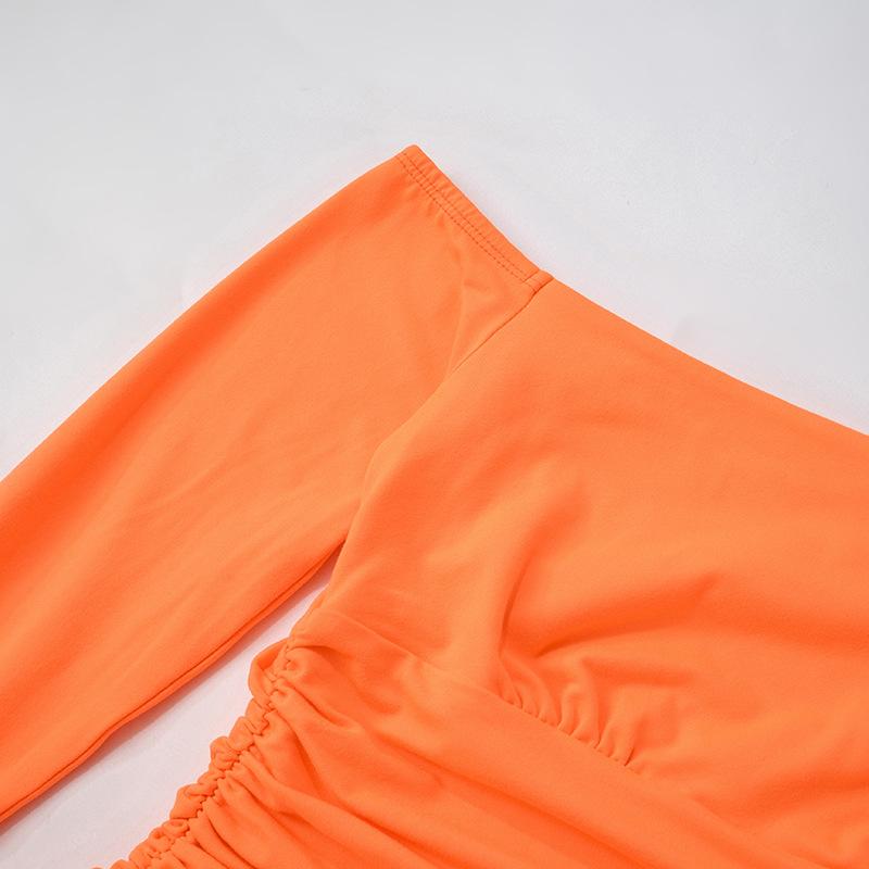 Vestido mini con volantes fruncidos, mangas acampanadas y hombros descubiertos 