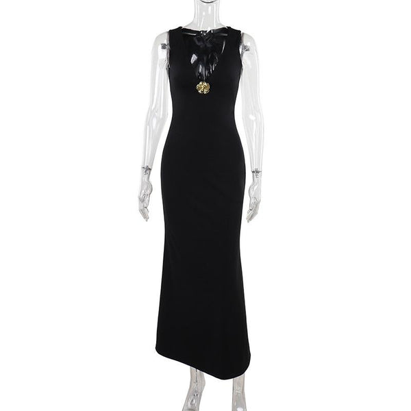 Vestido largo liso con escote en V profundo y apliques florales 
