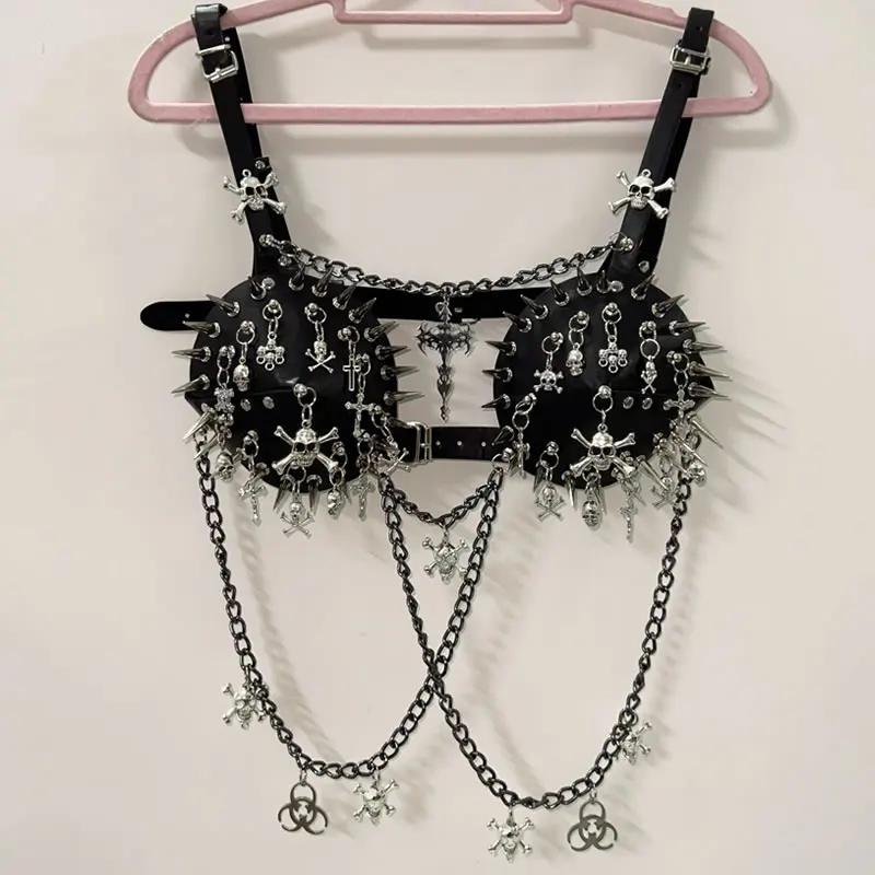 Top de tirantes con hebilla y aplique de calavera con remaches de cadena de metal 