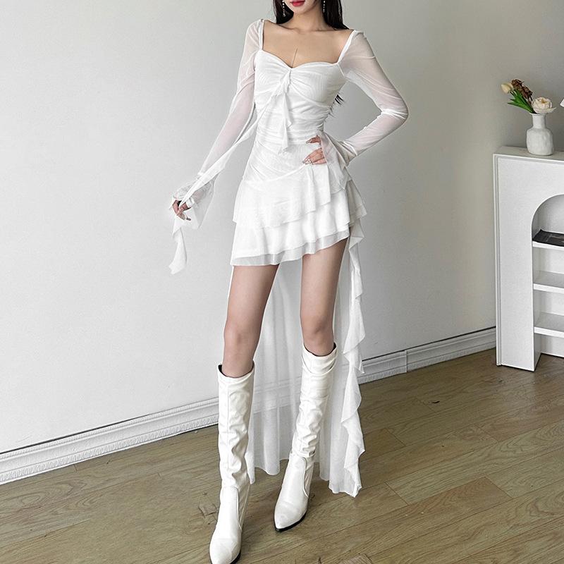 Mini-robe froncée en maille irrégulière à manches longues évasées 