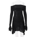 Mini-robe froncée à manches longues évasées et épaules dénudées 
