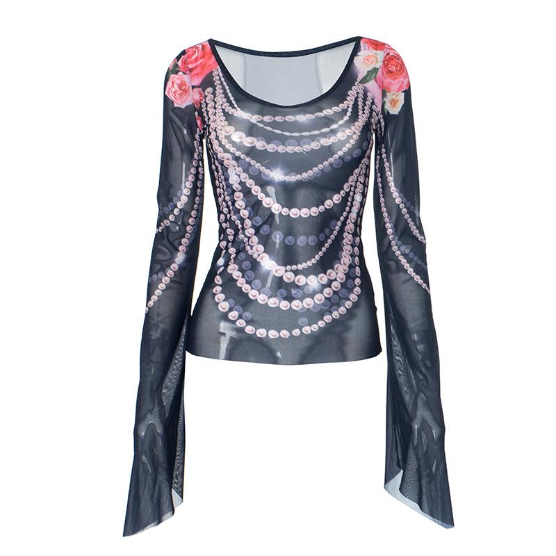 Top de malla transparente con estampado de cuentas, cuello en U y mangas largas acampanadas 