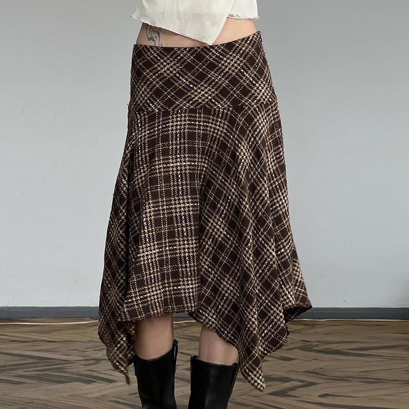 Falda midi con cremallera en contraste y cuadros irregulares 