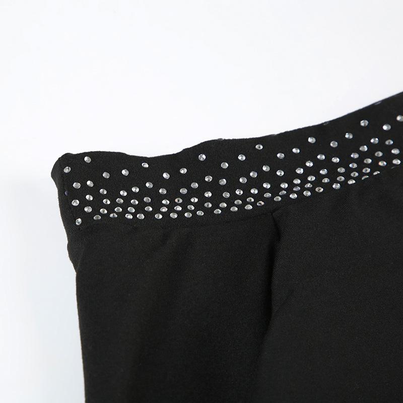 Mini-robe froncée à épaules dénudées et manches longues avec perles 