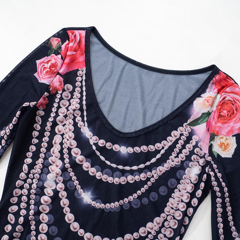 Top de malla transparente con estampado de cuentas, cuello en U y mangas largas acampanadas 