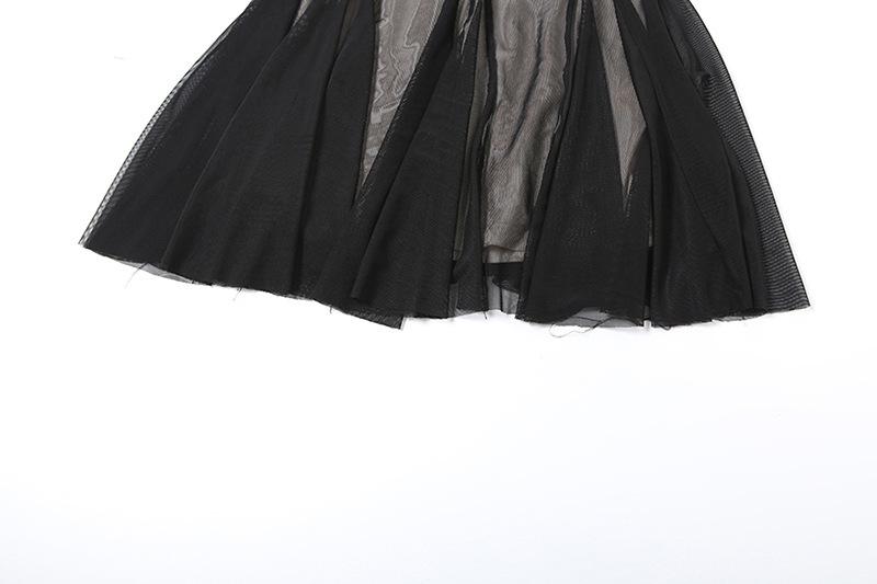 Vestido mini de tirantes finos con cuello en V, malla con lazo y plumas 