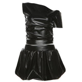 Conjunto de minifalda fruncida irregular de cuero PU con un hombro 