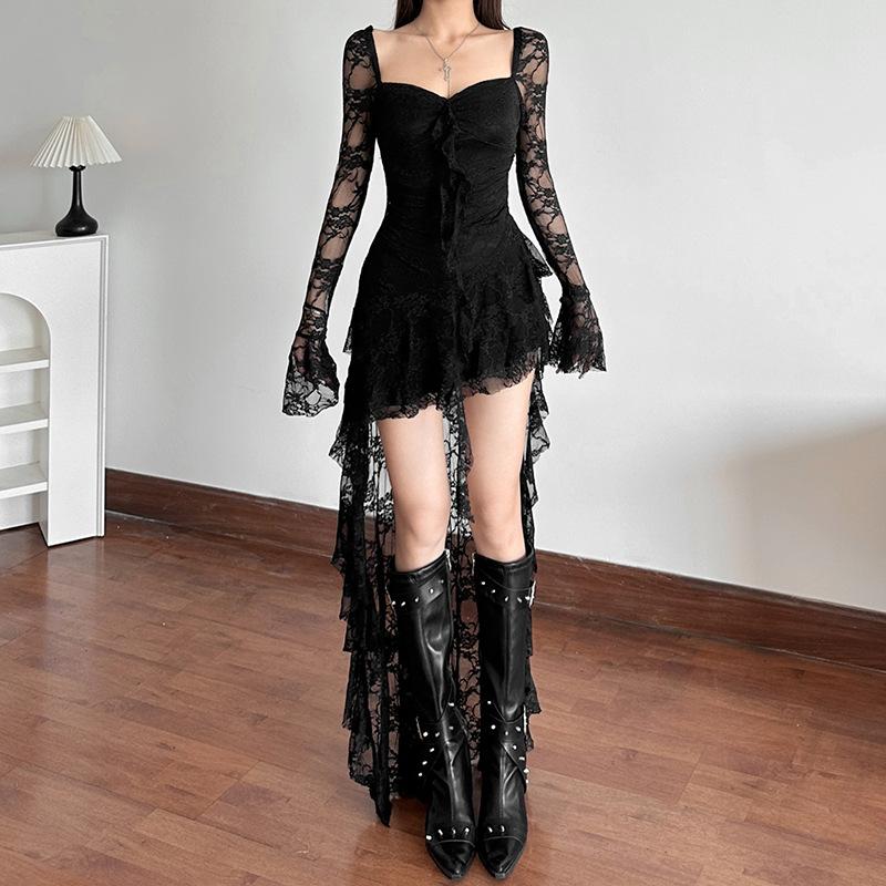 Vestido mini de encaje con mangas largas acampanadas y escote en V irregular 