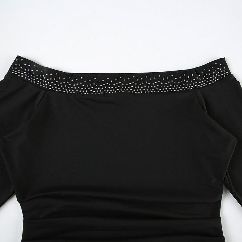 Mini-robe froncée à épaules dénudées et manches longues avec perles 