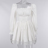 Vestido mini de manga larga con fruncido y dobladillo de encaje 