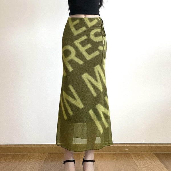 Falda larga con lazo y aberturas con estampado de letras de malla 