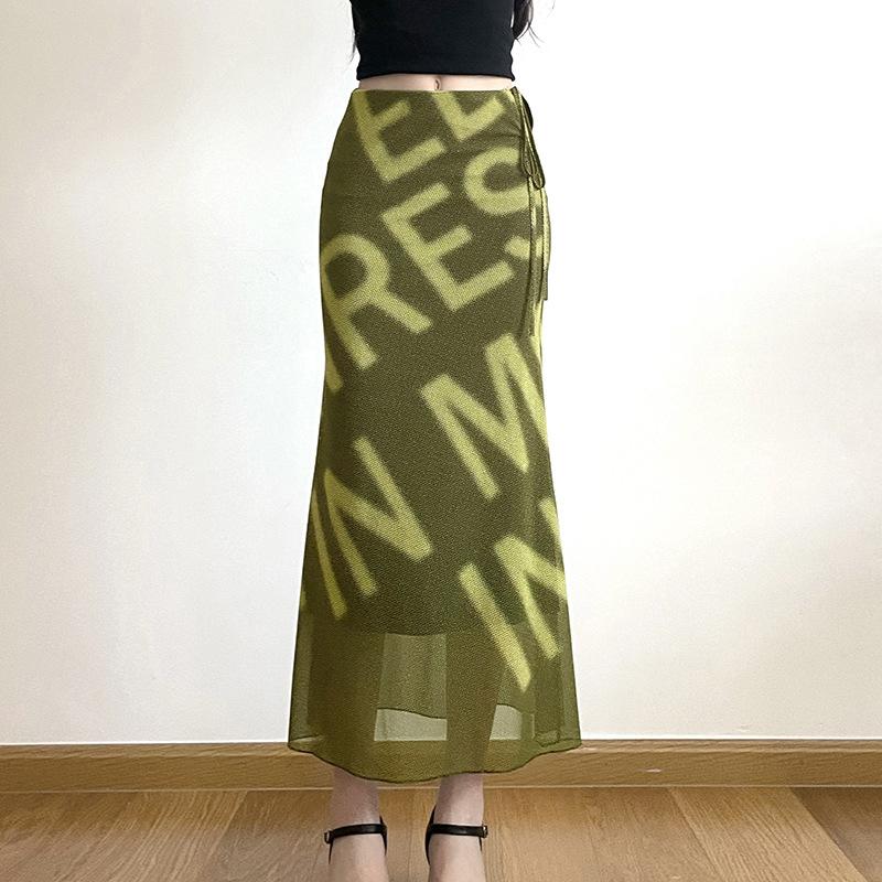 Falda larga con lazo y aberturas con estampado de letras de malla 