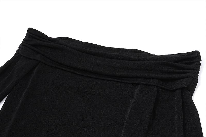 Mini-robe froncée à manches longues évasées et épaules dénudées 