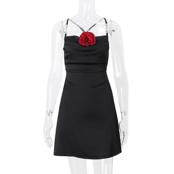 Minivestido con espalda cruzada, apliques florales y lazo 