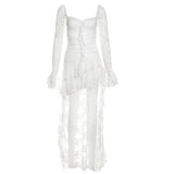 Vestido mini de encaje con mangas largas acampanadas y escote en V irregular 