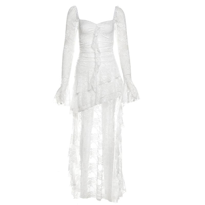Vestido mini de encaje con mangas largas acampanadas y escote en V irregular 