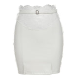 Mini-jupe unie avec ourlet en dentelle fendu et ceinture en cuir PU 