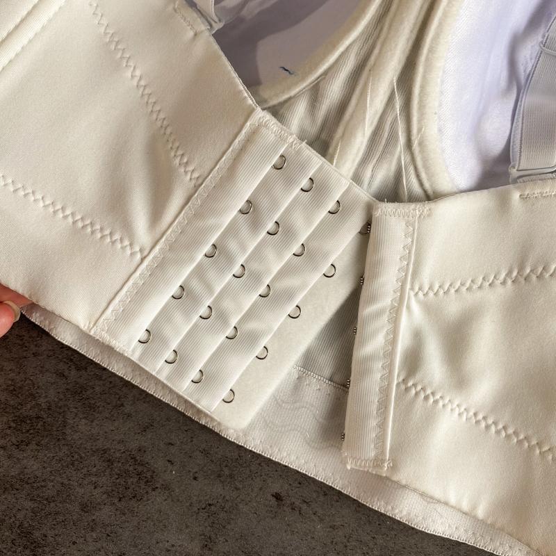Top camisola sin espalda con cuello en V y cuentas y botones 