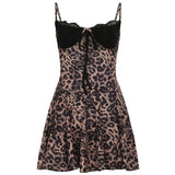 Vestido mini de tirantes con estampado de leopardo y dobladillo de encaje con escote en V 