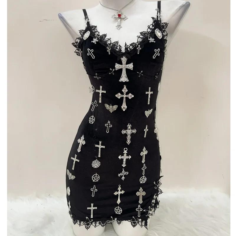 Vestido mini de tirantes con cuello en V, apliques cruzados y lazo 