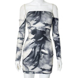 Vestido mini de manga larga con estampado tie dye y hombros descubiertos 