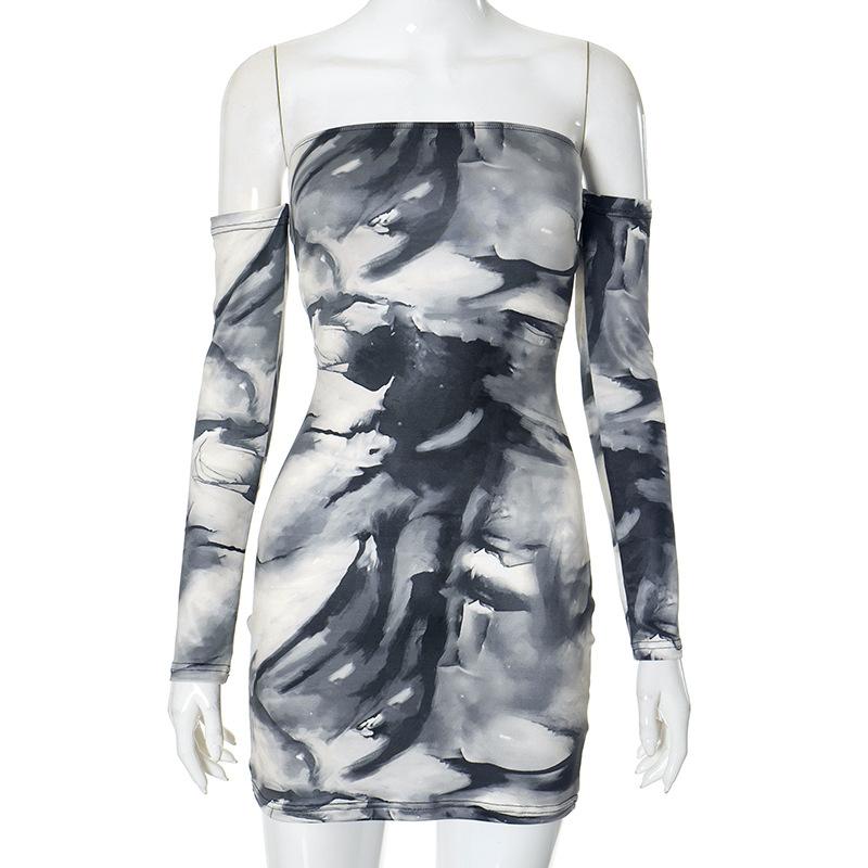 Vestido mini de manga larga con estampado tie dye y hombros descubiertos 