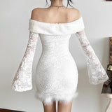 Vestido mini de encaje de plumas con mangas acampanadas y hombros descubiertos 