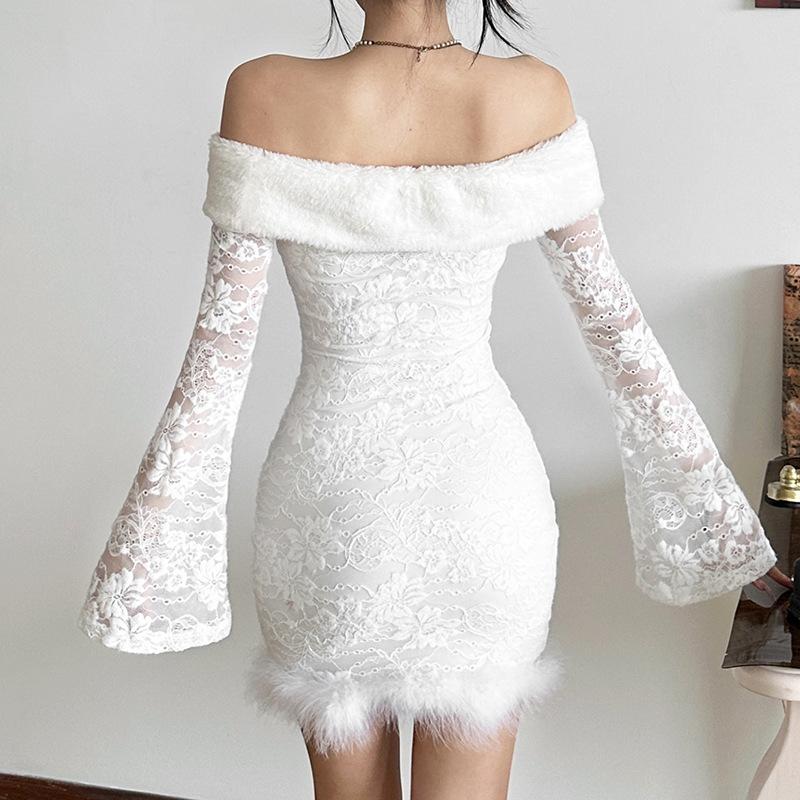 Vestido mini de encaje de plumas con mangas acampanadas y hombros descubiertos 