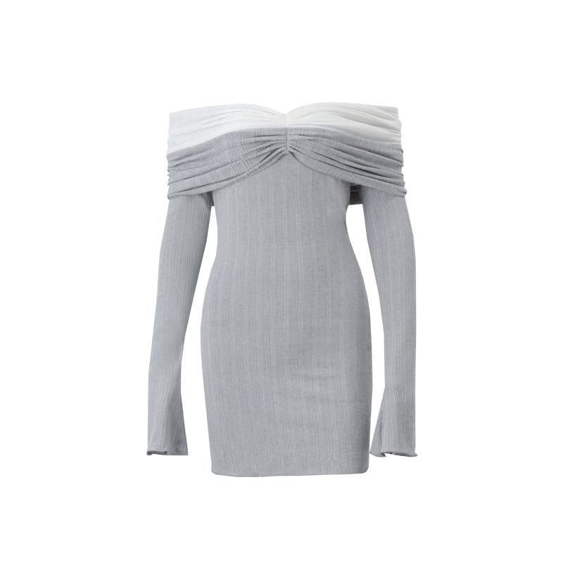 Vestido mini con textura fruncida, manga larga y hombros descubiertos 