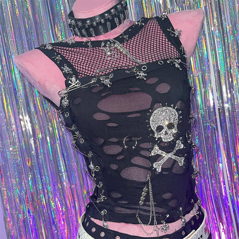 Top de cuello redondo de rejilla con apliques de calavera y cadena de metal con cuentas 
