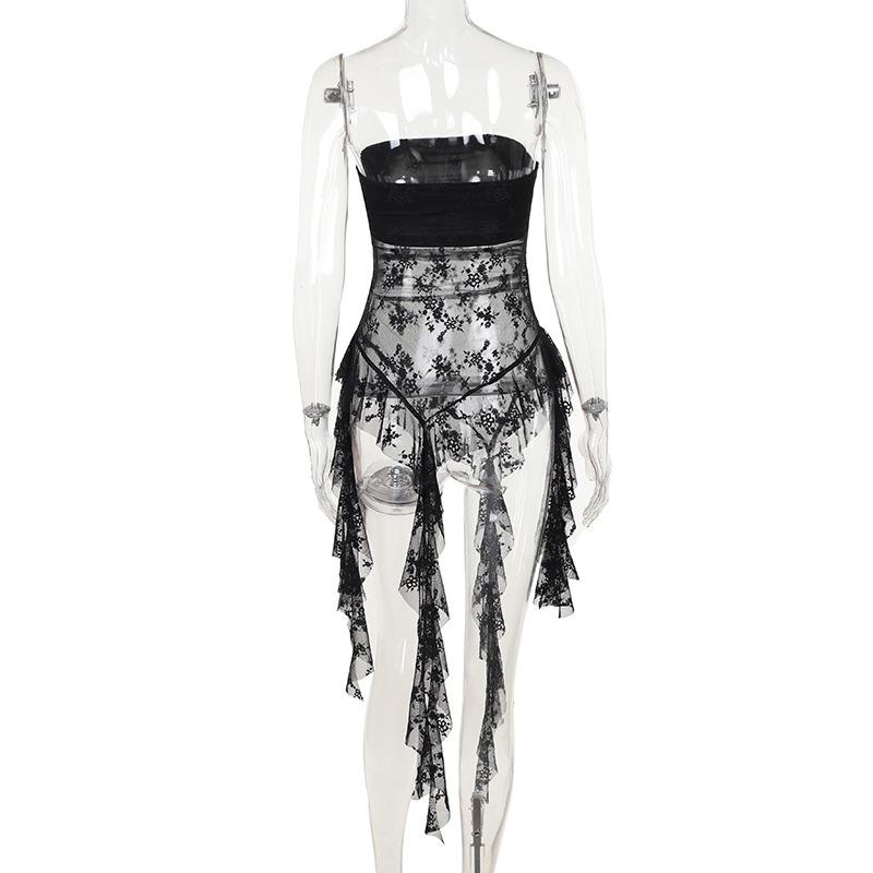 Vestido mini de tubo irregular con apliques cruzados de encaje 