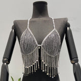 Top con borlas, cuello en V, cuentas y cadena de metal 