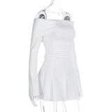 Mini-robe à volants froncés à manches longues et épaules dénudées 