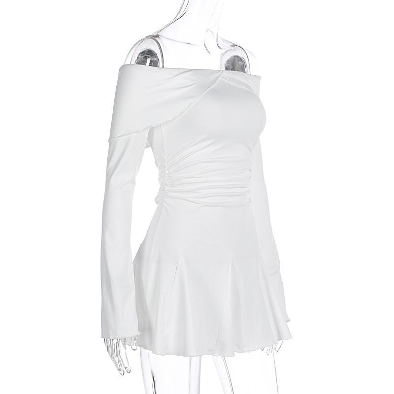 Mini-robe à volants froncés à manches longues et épaules dénudées 