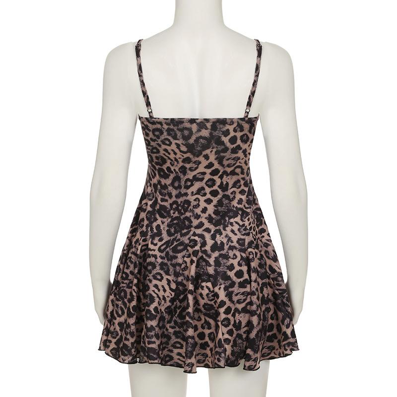 Vestido mini de tirantes con estampado de leopardo y dobladillo de encaje con escote en V 