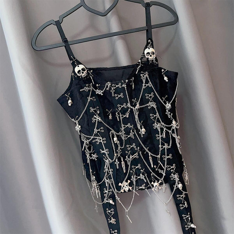 Haut caraco uni à col en V avec appliqué tête de mort et chaîne en métal 