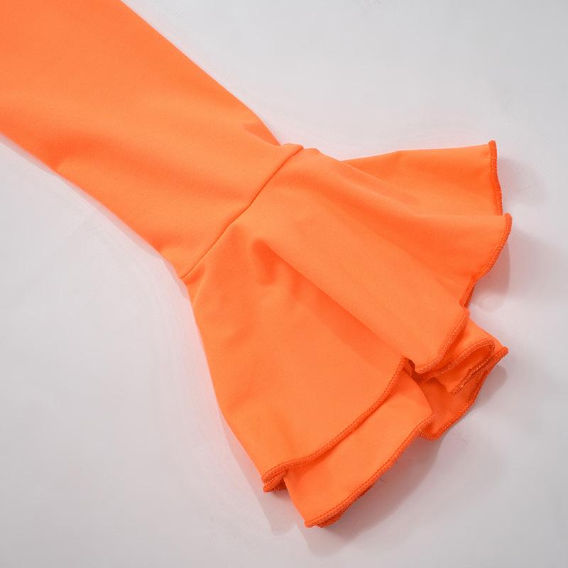 Vestido mini con volantes fruncidos, mangas acampanadas y hombros descubiertos 
